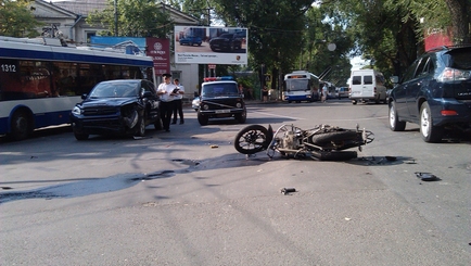 ДТП в Кишиневе: автомобиль столкнулся с мотоциклом