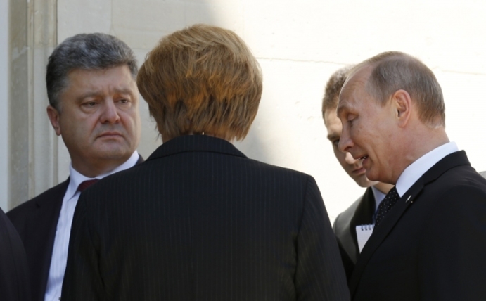 Путин и Порошенко пожали друг другу руки на встрече в Нормандии
