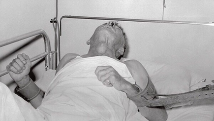 ШОК! Хунта садит инакомыслящих пенсионеров в психбольницы и заставляет воевать против Русского мира!