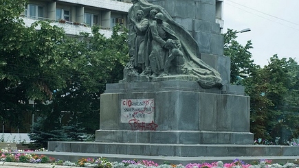 Памятник Героям-комсомольцам в Кишеневе снова осквернили.