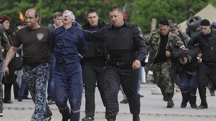 В Донецке боевики провели пленных украинцев