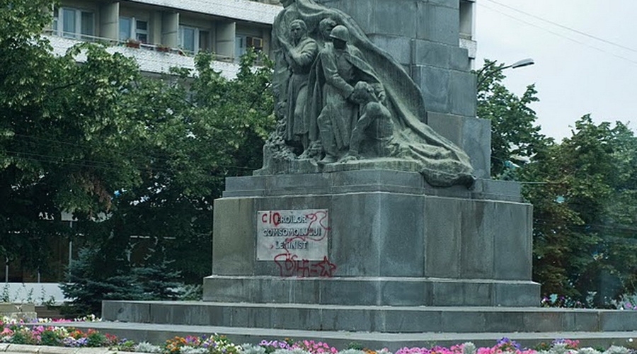 Памятник Героям-комсомольцам в Кишеневе снова осквернили.