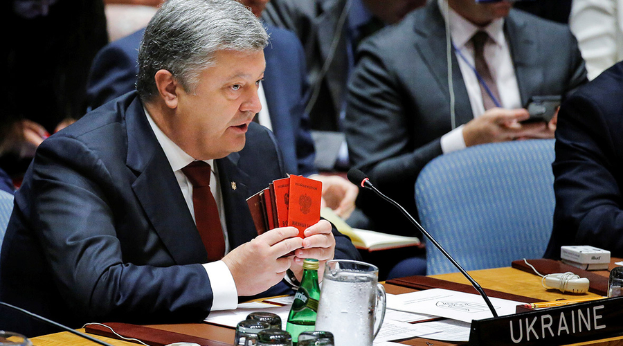 Порошенко продемонстрировал в Совбезе ООН российские военные билеты