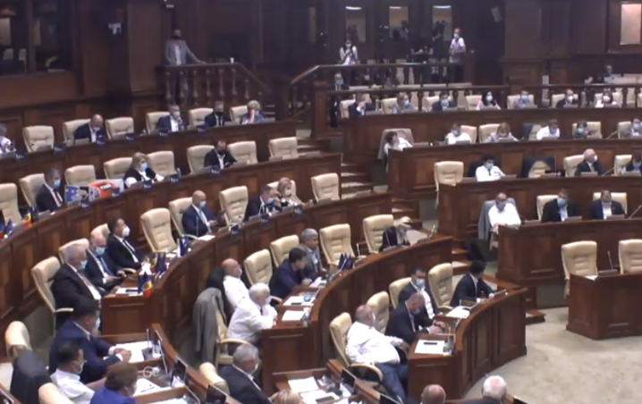 Парламент ушел на каникулы