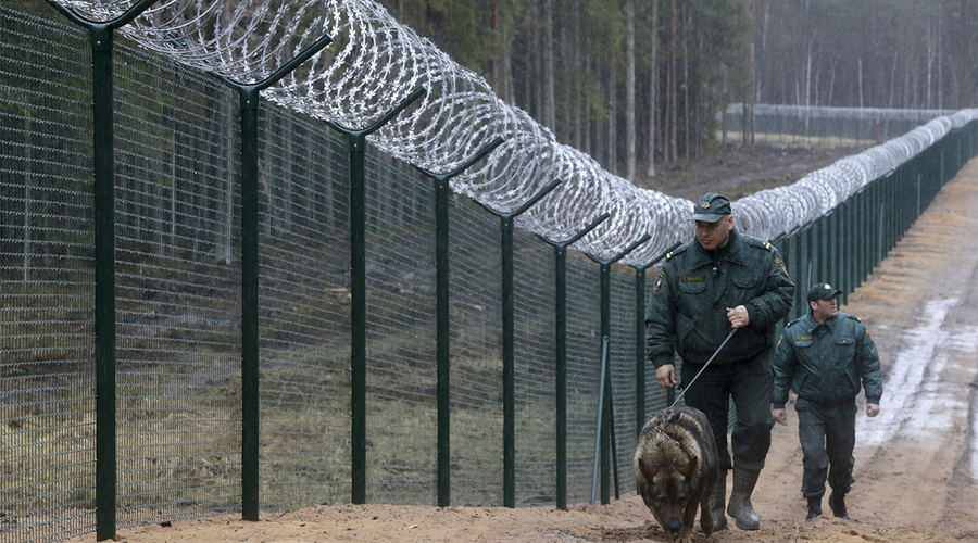 В Латвии построили 93-километровый забор на границе с Россией