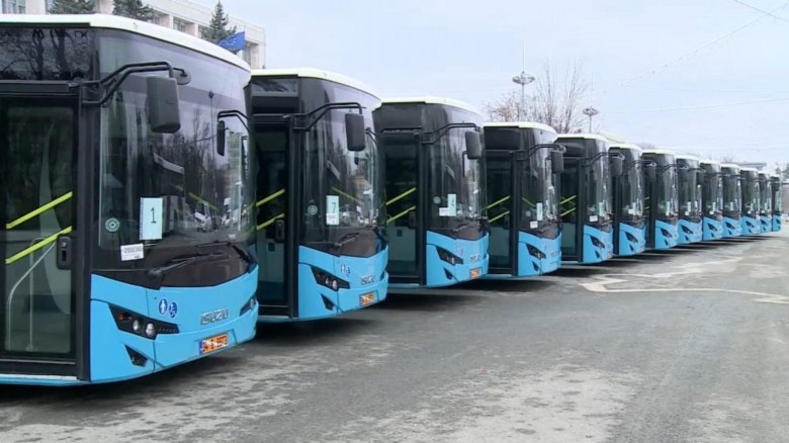 На всеобщее обозрение. Желающие могут познакомиться с приобретенными автобусами