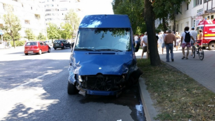 Микроавтобус с гражданами Молдовы попал в ДТП в Яссах, 8 человек пострадали