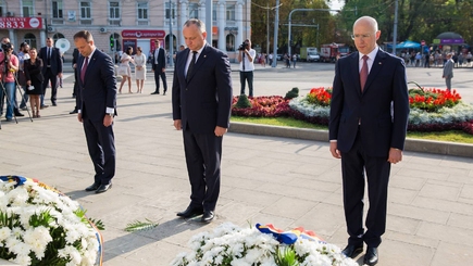 Только Додон говорит по-молдавски? Какой язык чествуют политики
