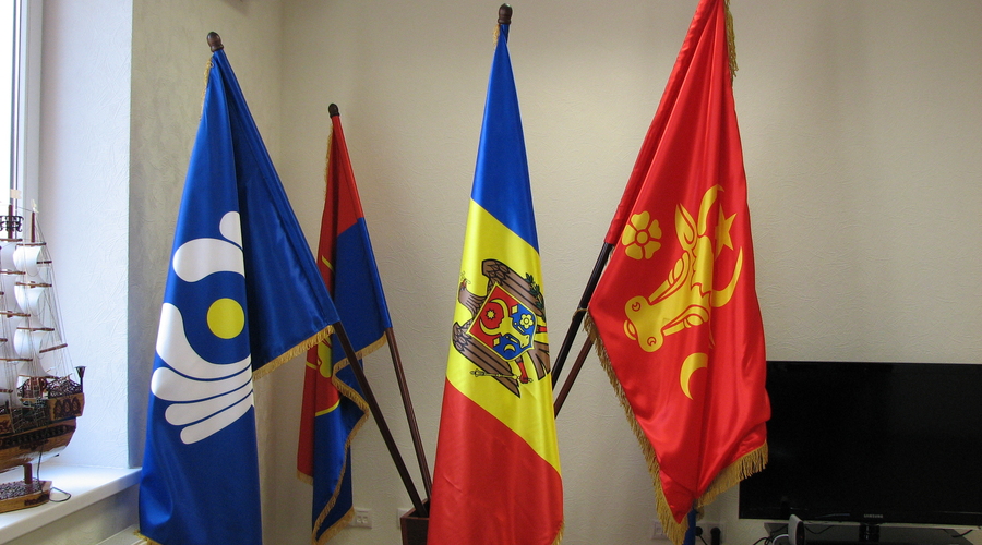 Флаги в кабинете лидера Партии социалистов. Это интересно
