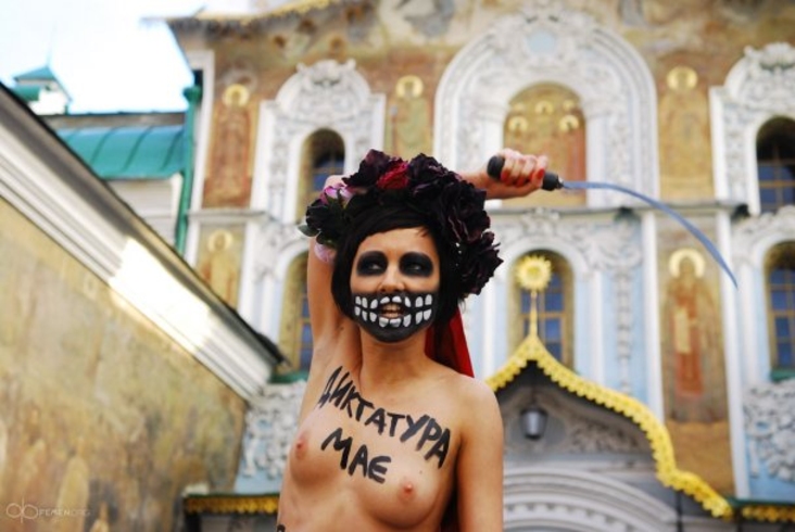 Голая FEMENистка: