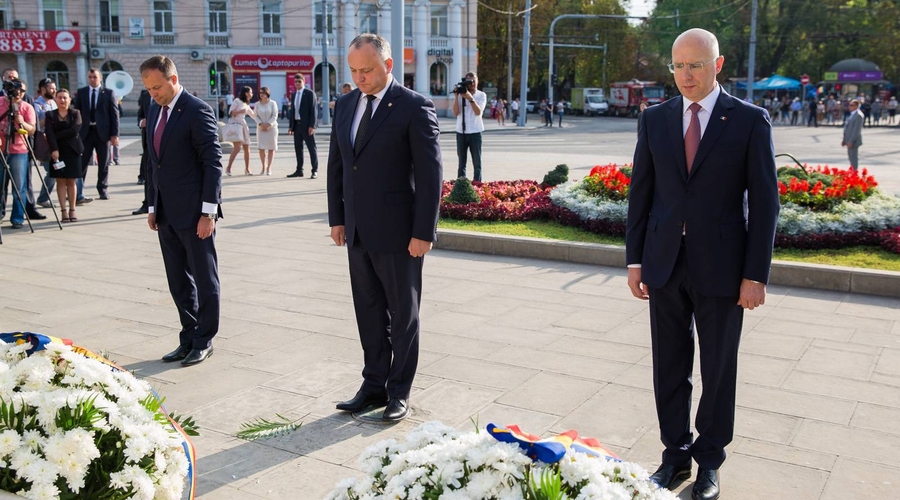 Только Додон говорит по-молдавски? Какой язык чествуют политики