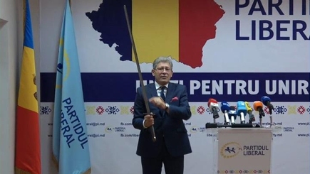 Валериу Мунтяну и Корина Фусу подали в отставку