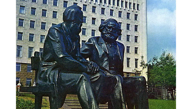 Наследники Маркса и Энгельса 8 лет не замечали памятник основоположникам левой доктрины в подвале гаража парламента.