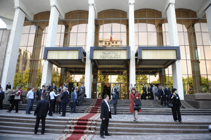 Сегодня парламентом будет рассмотрен новый вотум недоверия правительству