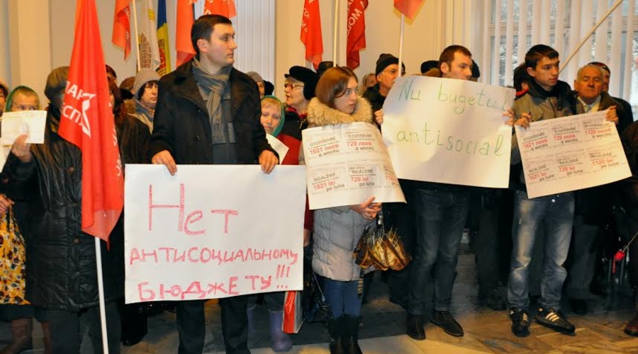 Протест: „Нет – повышению тарифов!”, „Виновных – к ответственности!”, „Требуем справедливости!”