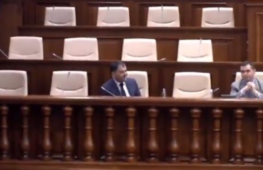 Парламент не проголосовал за вотум недоверия министру обороны