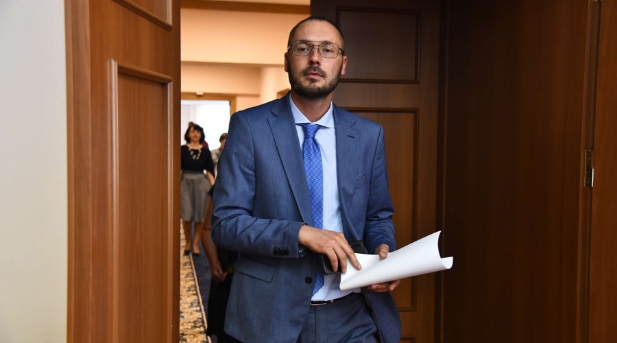 Еще один депутат подал запрос в КС о возможности провести досрочные выборы в парламент одновременно с президентскими