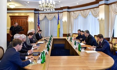 Порошенко призвал Конгресс США дать Украине оружие