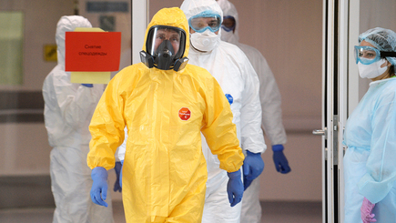 Владимир Путин оделся в американский костюм химзащиты для посещения больницы в Коммунарке