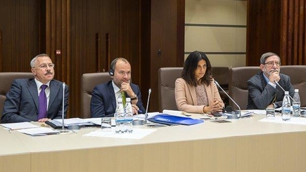 Парламентские фракции встретились с экспертами Венецианской комиссии