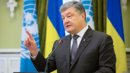 Порошенко потребовал у России вернуть технику из Крыма вместе с полуостровом