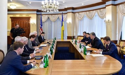 Порошенко призвал Конгресс США дать Украине оружие