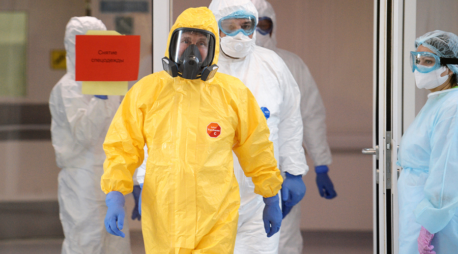 Владимир Путин оделся в американский костюм химзащиты для посещения больницы в Коммунарке