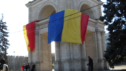 Примэрия Кишинева разрешила водрузить в центре столицы румынские флаги