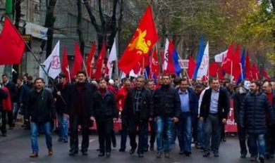 Коммунисты перемещаются к дипмиссиям