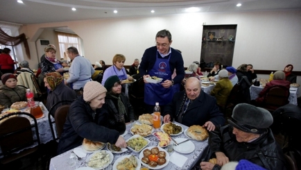 Демократическая партия считает, что «фартук с тремя розами» является атрибутом для семьи, собравшейся за одним столом