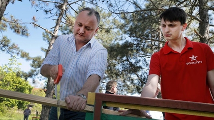 Партия социалистов РМ провела уборку территории по случаю Чистого Четверга