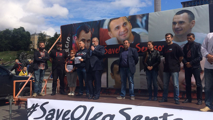 Макрона и Меркель призвали лично просить о помиловании Сенцова