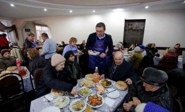 Демократическая партия считает, что «фартук с тремя розами» является атрибутом для семьи, собравшейся за одним столом