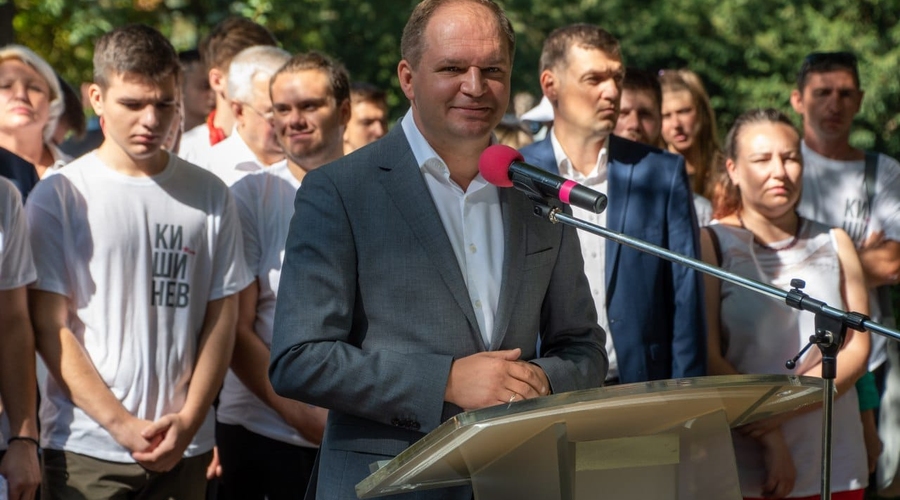 Социалист Ион Чебан приписал себе заслугу по установке панно в центре Кишинева