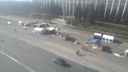 Партии и неправительственные организации попытались поделить главную площадь страны с DA