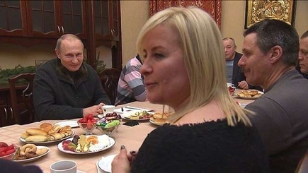 Путина и Медведева снова поймали на постановочной съемке «с народом» (фото)