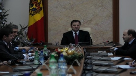 Опрос: Свыше 3% очень довольны работой правительства Филата, а 60% назвали направление дел в стране неправильным и 1% молдаван ни в чем себе не отказывают