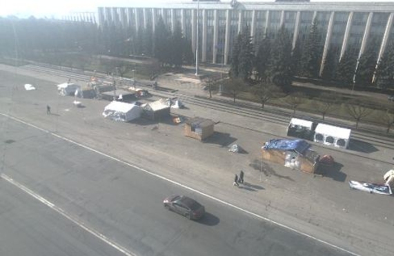 Партии и неправительственные организации попытались поделить главную площадь страны с DA