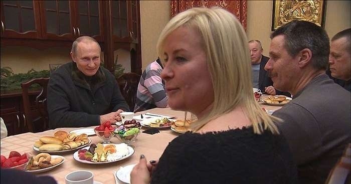 Путина и Медведева снова поймали на постановочной съемке «с народом» (фото)