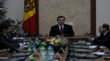 Опрос: Свыше 3% очень довольны работой правительства Филата, а 60% назвали направление дел в стране неправильным и 1% молдаван ни в чем себе не отказывают