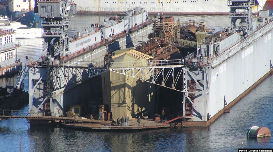 В Севастополе затонул плавучий док с российской подводной лодкой. В порту разлив нефтепродуктов
