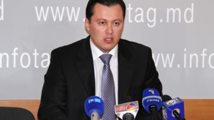 Дарие обвиняет Киртоакэ и Гимпу в извлечении выгоды