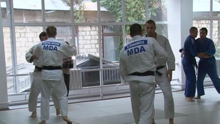 Спортсмены  бегут. Из Молдовы