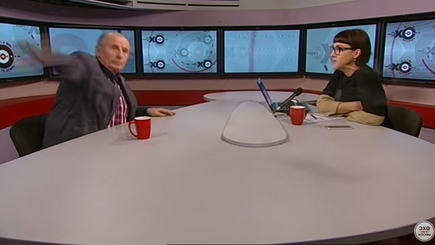 Писатель Веллер облил водой ведущую «Эха Москвы» и метнул микрофон