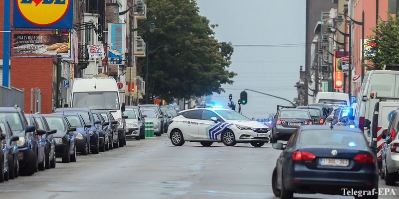 Под Парижем машина наехала на военных