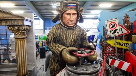 Скоро России придется упрашивать покупать ее газ, но уж никак не угрожать прекращением поставок.