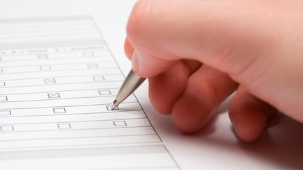 Кто заказывает опросы, тот 