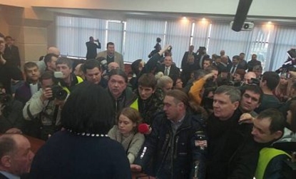 Нардепы выломали дверь в зал, где проходит заседание Киевсовета