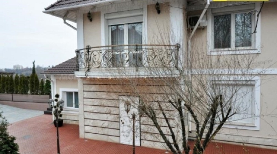 Дороги в Молдове - убогие, а особняки у депутатов - роскошные