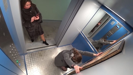 Реакция россиян на портрет Путина в лифте